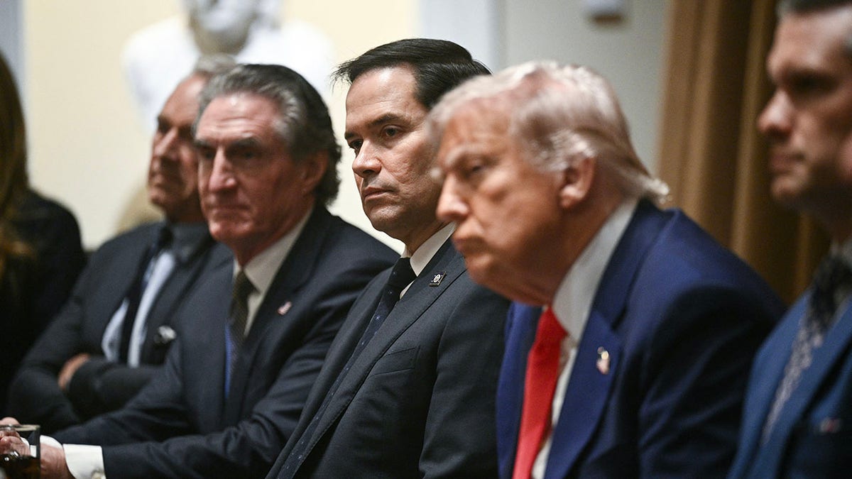 Rubio next to Trump in Cabinet meeting