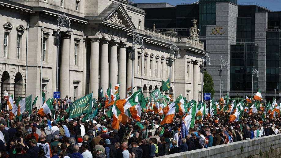 Dublin crowd protests against mass migration