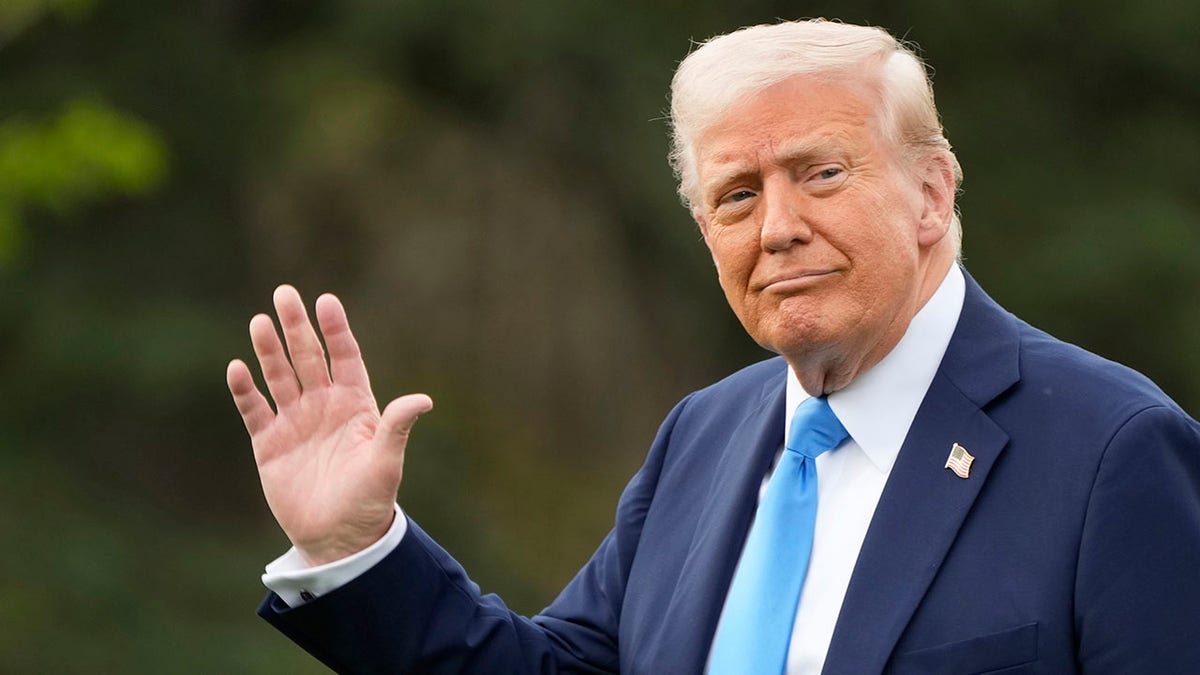 Trump waves on the White House lawn