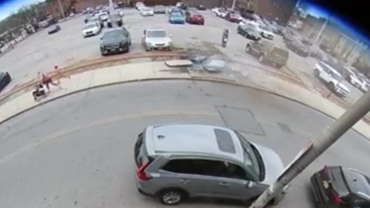 People run after manhole explosion