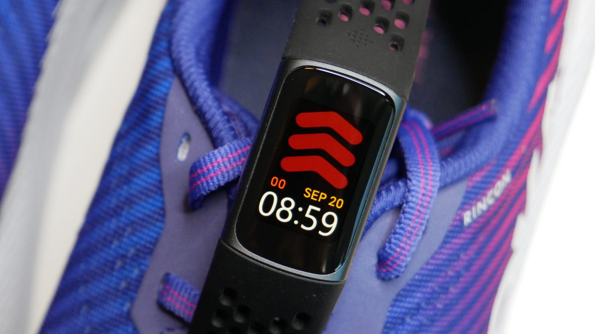Fitbit Charge 5 displaying Sept. 20 08:59