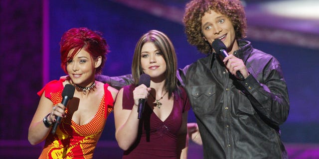 Nikki McKibbin, Kelly Clarkson and Justin Guarini perform on first "American Idol."