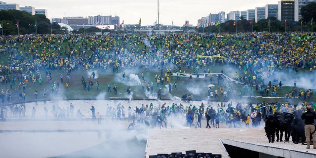 FILE PHOTO: Supporters of Brazil's former President Jair Bolsonaro demonstrate against President Luiz Inacio Lula da Silva as security forces operate, outside Brazil’s National Congress in Brasilia, Brazil, January 8, 2023. REUTERS/Adriano Machado/File Photo)