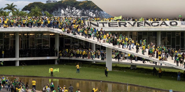 Supporters of Brazil's far-right former President Jair Bolsonaro who dispute the election of leftist President Luiz Inacio Lula da Silva gather at Planalto Palace after invading the building as well as the Congress and Supreme Court, in Brasilia, Brazil January 8, 2023. (REUTERS/Antonio Cascio)