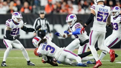 Hamlin collides with Cincinnati Bengals wide receiver Tee Higgins just moments before his collapse.