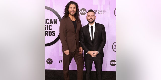 Shay Mooney showed off his slimmer frame at the American Music Awards in November.