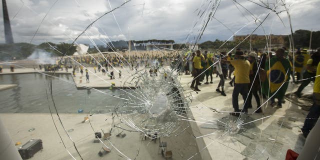 Supporters of former President Jair Bolsonaro clash with security forces as they break into Planalto Palace and raid Supreme Court in Brasilia, Brazil, 08 January 2023. (Joedson Alves/Anadolu Agency via Getty Images)