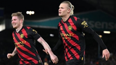 Erling Haaland celebrates with Kevin De Bruyne after scoring his Manchester City's second goal.