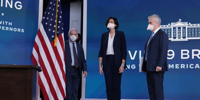 (L-R) Dr. Anthony Fauci, Director of the National Institute of Allergy and Infectious Diseases and the Chief Medical Advisor to the President, Centers for Disease Control and Prevention Director Rochelle Walensky,  and White House coronavirus response coordinator Jeffrey Zients, arrive for a video call with U.S. President Joe Biden, the White House Covid-19 Response team and the National Governors Association in the South Court Auditorium at the Eisenhower Executive Office Building on December 27, 2021, in Washington, D.C.