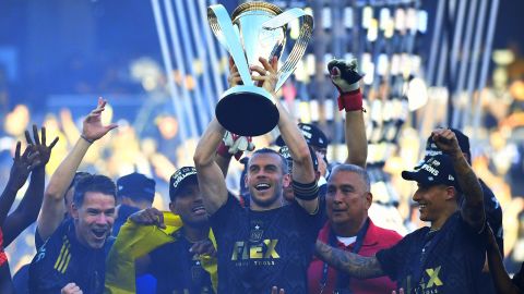 Bale lifts the trophy after winning the MLS Cup Final on November 5, 2022.