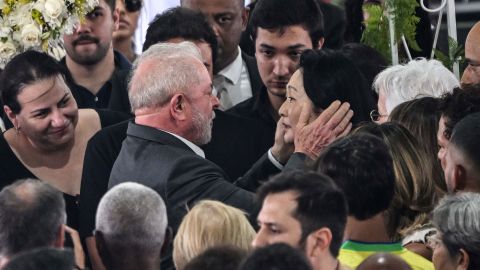 Brazil's president Luia da Silva greets Pelé's wife at the memorial on Tuesday,