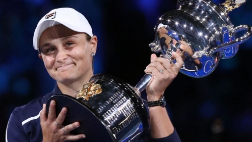 TOPSHOT - Australia's Ashleigh Barty poses with the trophy after victory in her womens singles final match against Danielle Collins of the US on day thirteen of the Australian Open tennis tournament in Melbourne on January 29, 2022. - -- IMAGE RESTRICTED TO EDITORIAL USE - STRICTLY NO COMMERCIAL USE -- (Photo by Aaron FRANCIS / AFP) / -- IMAGE RESTRICTED TO EDITORIAL USE - STRICTLY NO COMMERCIAL USE -- (Photo by AARON FRANCIS/AFP via Getty Images)