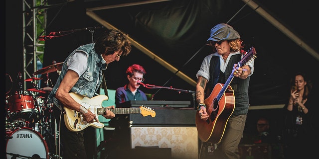 Jeff Beck and Johnny Depp embarked on a world tour in the summer to play their album "18."