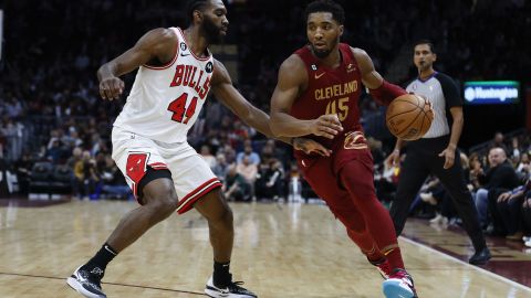 Mitchell (45) drives against Chicago Bulls forward Patrick Williams (44). 