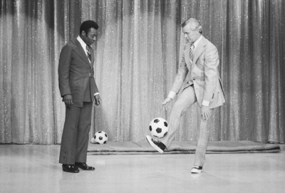 Late-night television host Johnny Carson gets some pointers from Pelé in 1973.