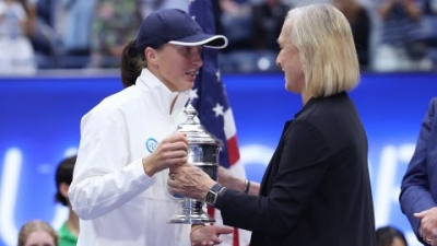 Navratilova (right) presents Iga Swiatek with the US Open trophy. 