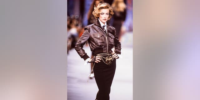 Patitz walks the runway at the Chanel Spring/Summer 1991-1992 fashion show.