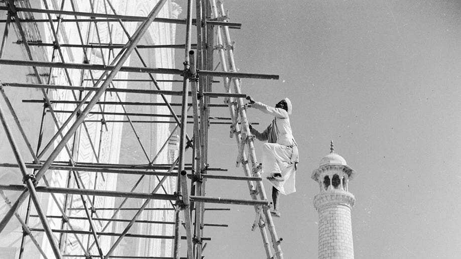 Taj Mahal being built