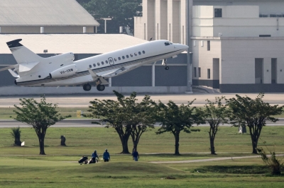At strongKantarat Golf Course /strongin Bangkok, golfers navigate the fairways while, either side of them, airplanes land and takeoff on the runways of Don Mueang International Airport.