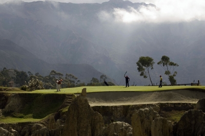 Considered to be the site of the highest golf courses in the world, strongLa Paz Golf Club /strongin Bolivia sees players take in stunning views at over 3,300 meters (10,826 feet) above sea level.