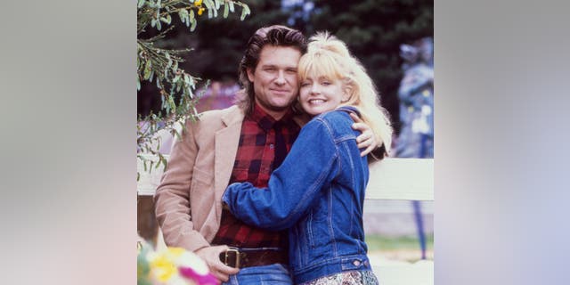 LOS ANGELES - OCTOBER 1987:  While shooting the movie "Overboard", actors Goldie Hawn and Kurt Russell pose for a portrait in October 1987 in Fort Bragg, California. (Photo by Aaron Rapoport/Corbis/Getty Images)