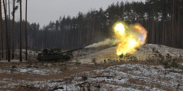 TOPSHOT - A Ukrainian tank fires at Russian positions near Kreminna, Lugansk region, on January 12, 2023, amid the Russian invasion of Ukraine. 
