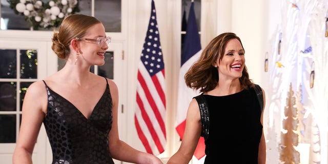 Jennifer Garner and her daughter Violet Affleck arrive for the White House state dinner in Washington, D.C., on Dec. 1, 2022.