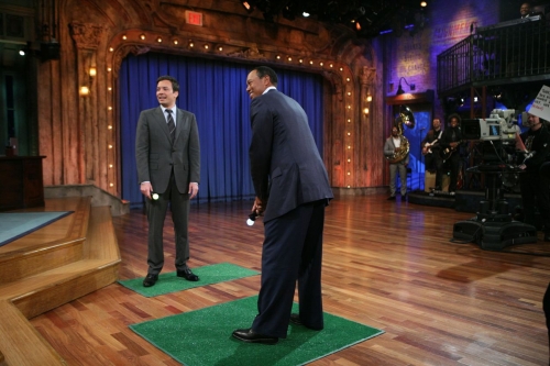 Woods plays virtual golf with talk-show host Jimmy Fallon in 2011.