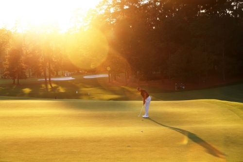 Woods putts during the second round of the Masters in November 2020.