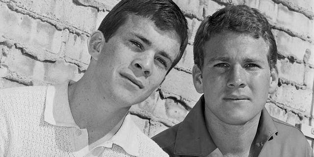 Kevin O'Neal (L) the brother of Ryan O'Neal, has died. He was 77.