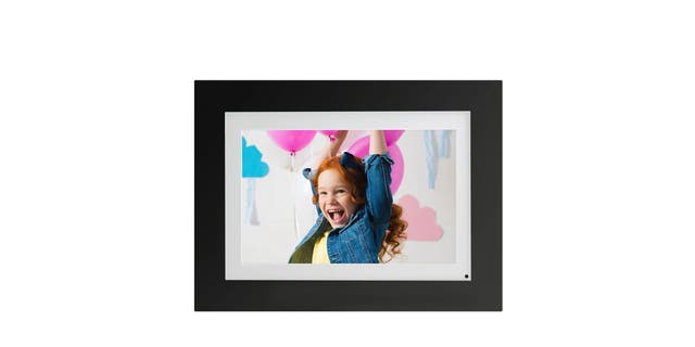 The Simply Smart Home Photoshare frame lets you send photos and video clips from phones to frames easily.