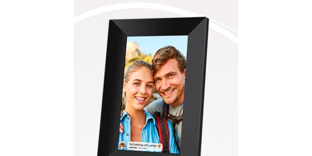 The AKImart Smart Digital Photo Frame lets you send photos or short videos to the FRAMEO app.
