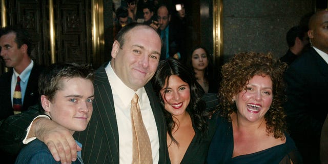 Jamie-Lynn Sigler with her on-screen family, Robert Iler, James Gandolfini, and Aida Turturro in 2002 at the show's fourth season premiere.