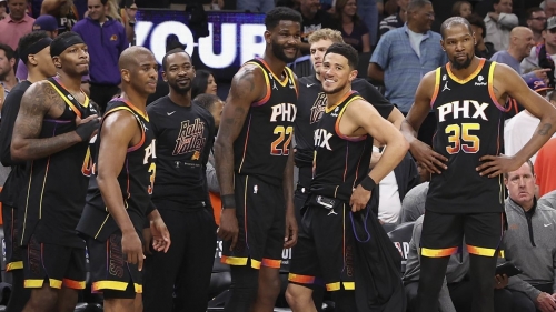 The Suns team react on the bench during the final moments of Game 2 against the Clippers. 
