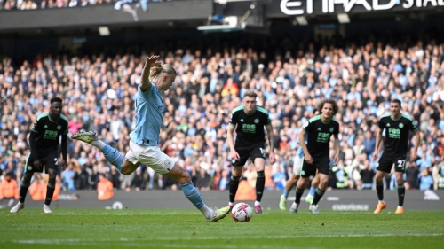 Haaland scores a penalty on Saturday. 