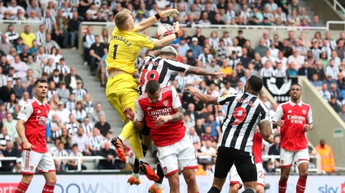 Aaron Ramsdale reaches for the ball.