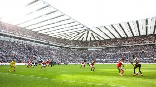 Newcastle's Alexander Isak takes on the Arsenal defense. 