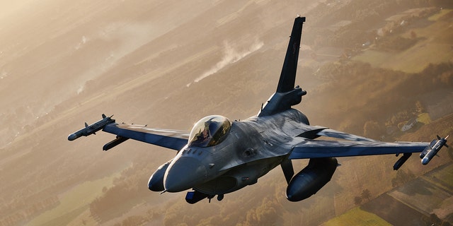 An F 16 fighter jet