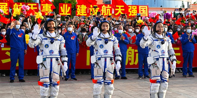 Chinese astronauts attend ceremony