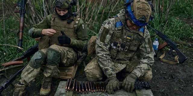 Ukrainian soldiers prepare