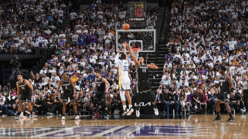 Curry shoots a three-point basket during the game against the Kings. 