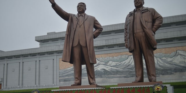 Statues of Kim Il Sung and Kim Jong Il