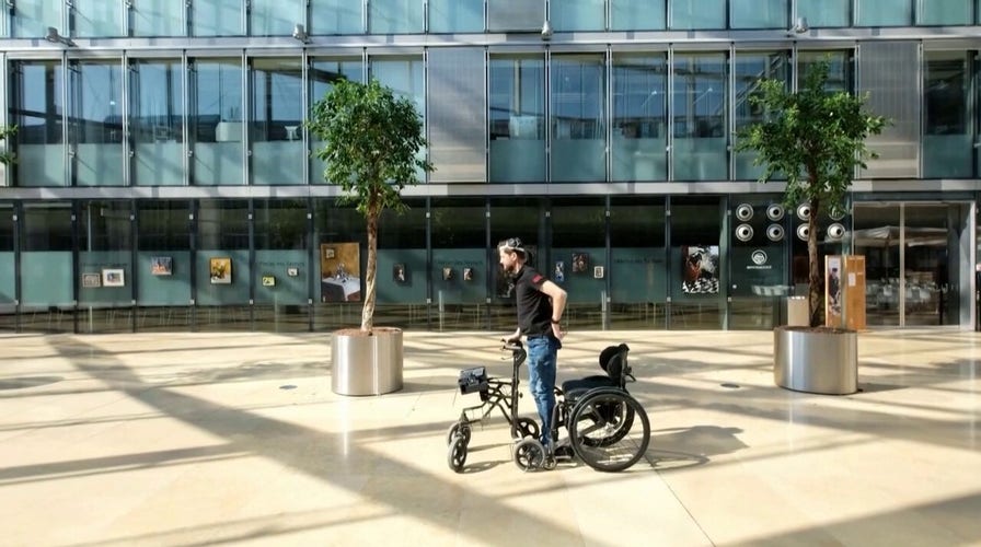 AI paralyzed man walking