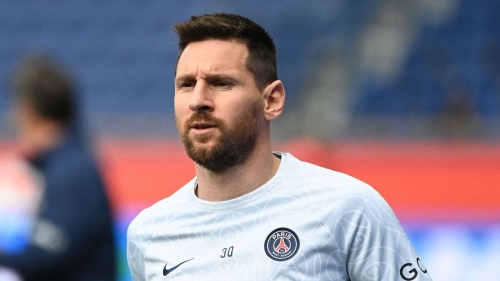 Messi warms up prior to the Ligue 1 match between PSG and Lorient.
