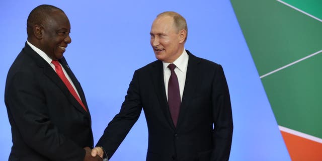 Ramaphosa and Putin shake hands in 2019 photo