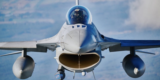 A zoomed in photo of a F 16 fighter jet