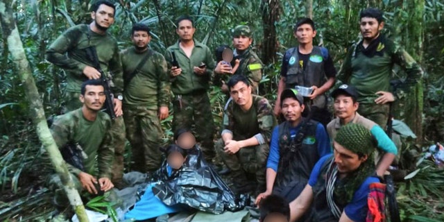Colombian soldiers and indigenous men help four lost children in jungle