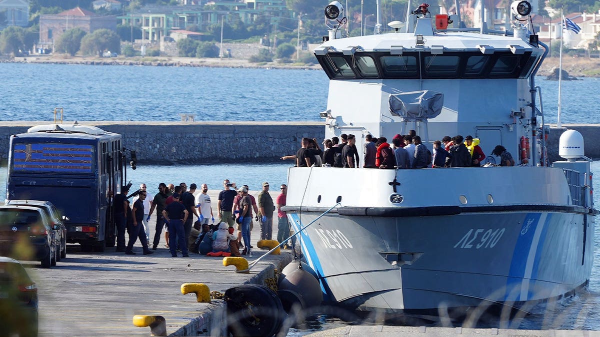 migrants leave boat