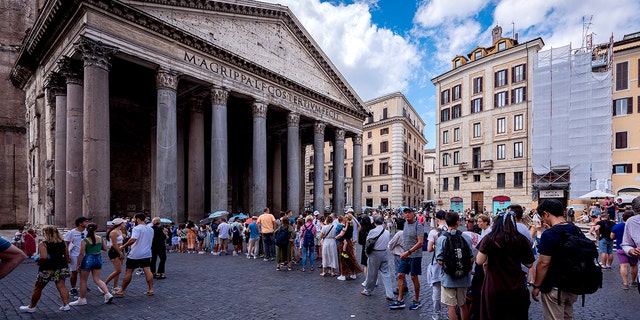Tourists lined up at the Pantheon