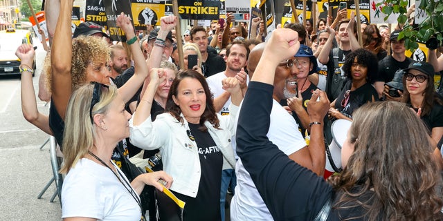 Fran Drescher with union members on picket line